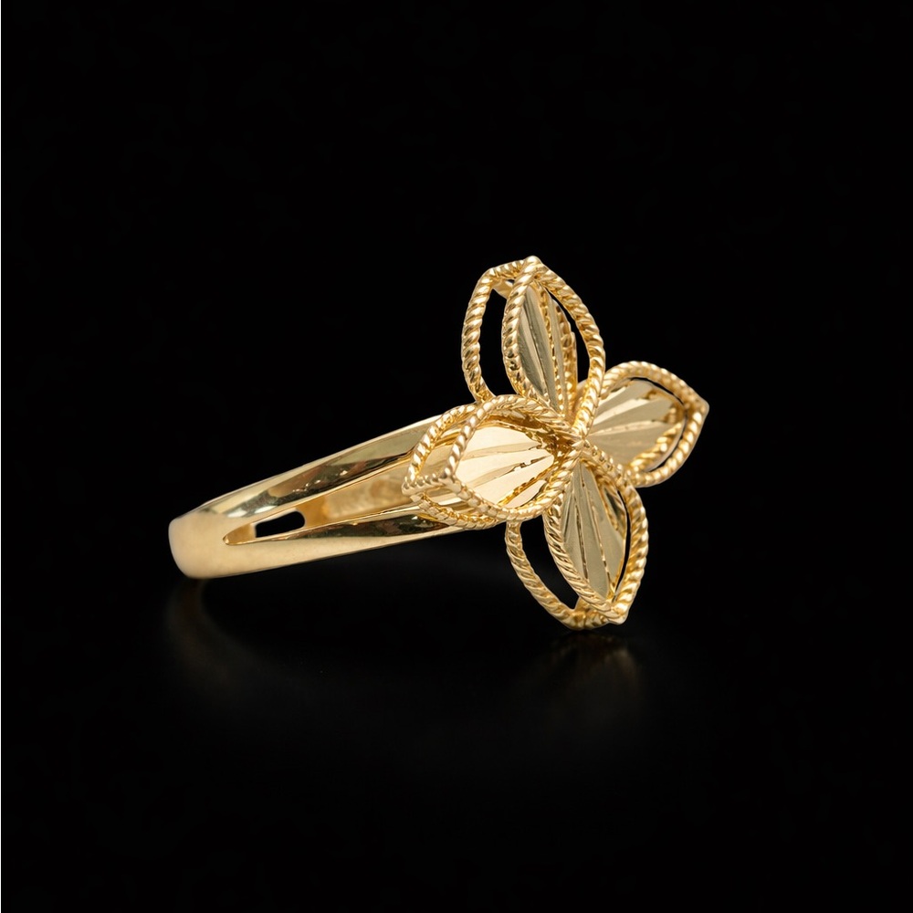 14K Yellow Solid Gold Size 8 Ring. 2.66 Gram.